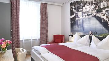 Ropa de cama de alta calidad y caja de seguridad en la habitación