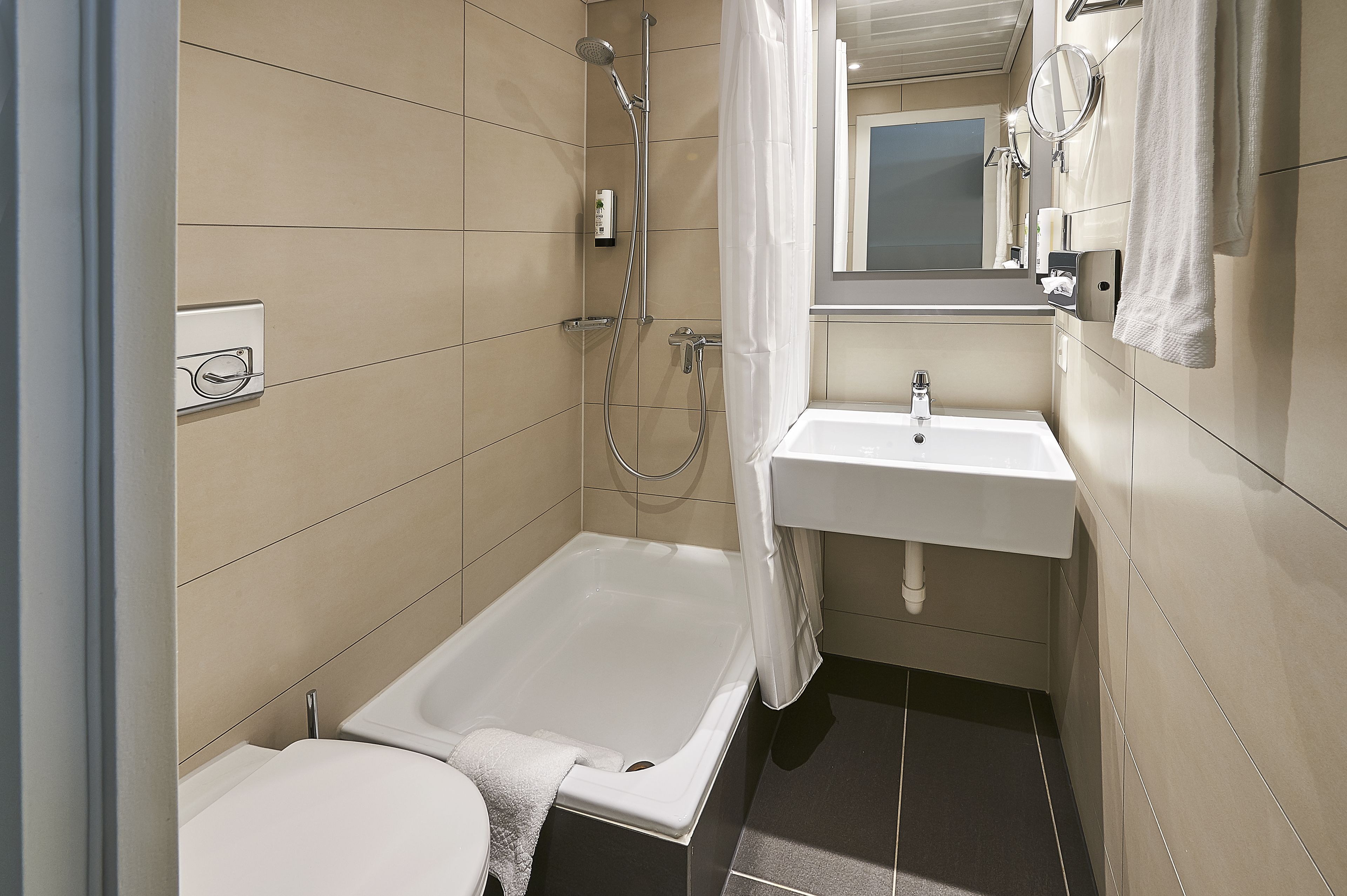 Un baño moderno con bañera, inodoro y lavabo.