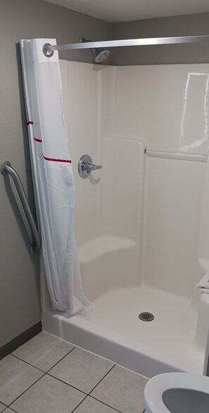 Asciugacapelli, asciugamani, sapone, shampoo