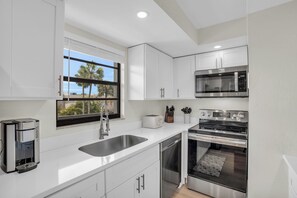 Fridge, microwave, stovetop, dishwasher