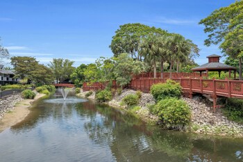 Property grounds at Park Shore Resort