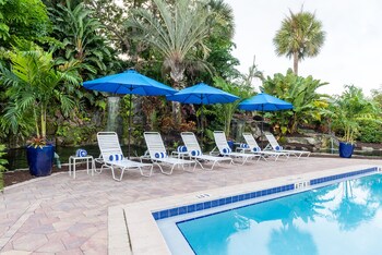Pool (outdoor) at Park Shore Resort
