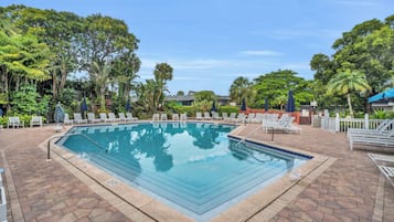 Piscine extérieure, parasols de plage, chaises longues
