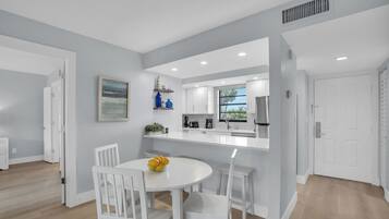Premium Condo, 2 Bedrooms, Lanai | Dining room