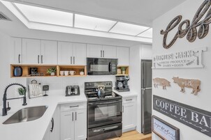 Refrigerador, microondas, placa de cocina, lavavajillas