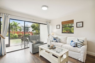 Apartamento Premium, 2 habitaciones, lanai | Zona de estar | Televisión de 29 pulgadas con canales por cable