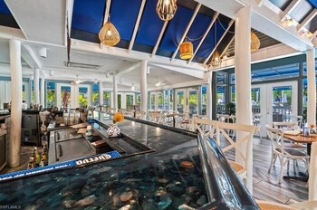 Restaurant at Park Shore Resort