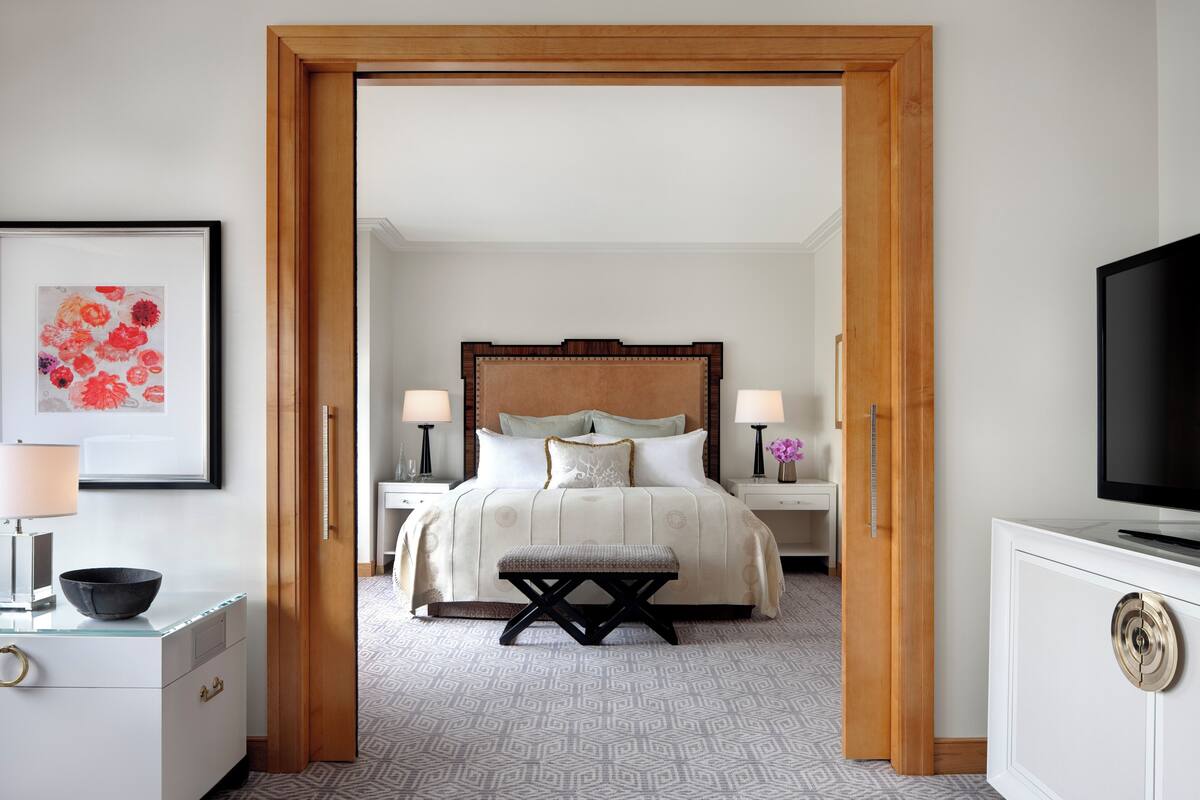 Luxe beddengoed, een kluis op de kamer, een bureau, een laptopwerkplek
