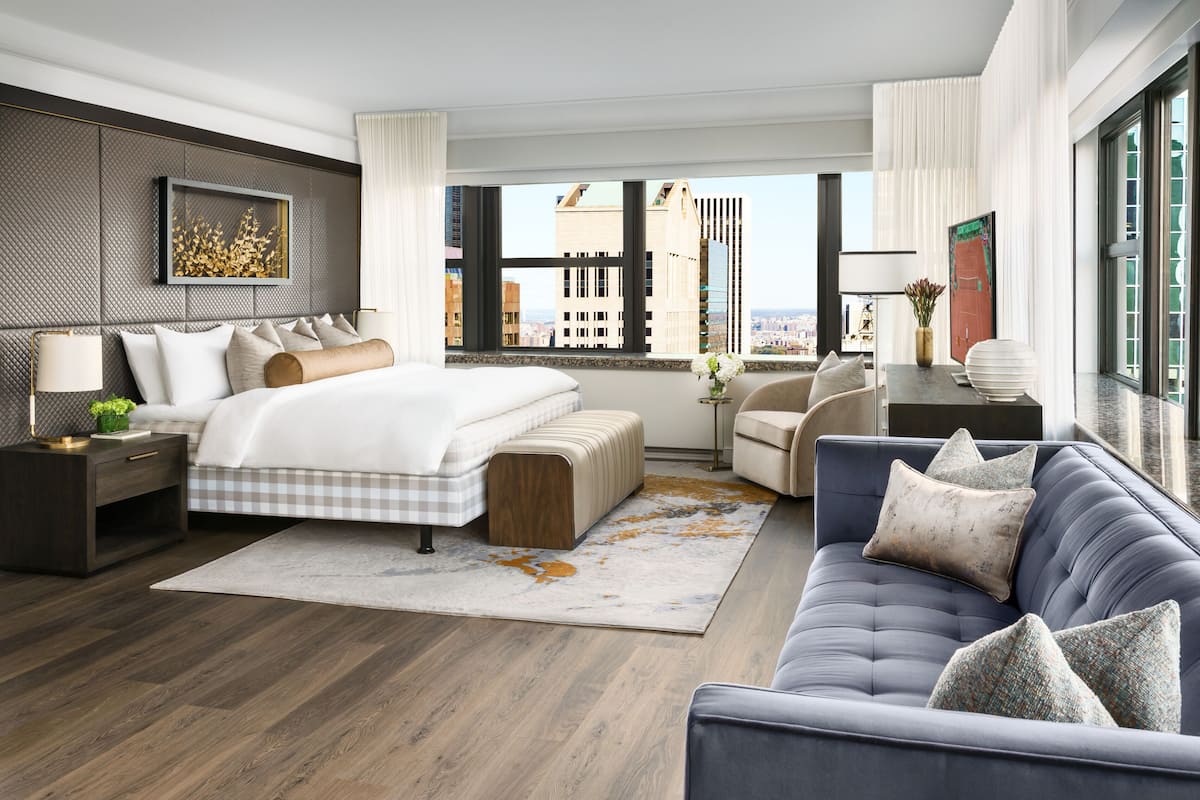 Luxe beddengoed, een kluis op de kamer, een bureau, een laptopwerkplek