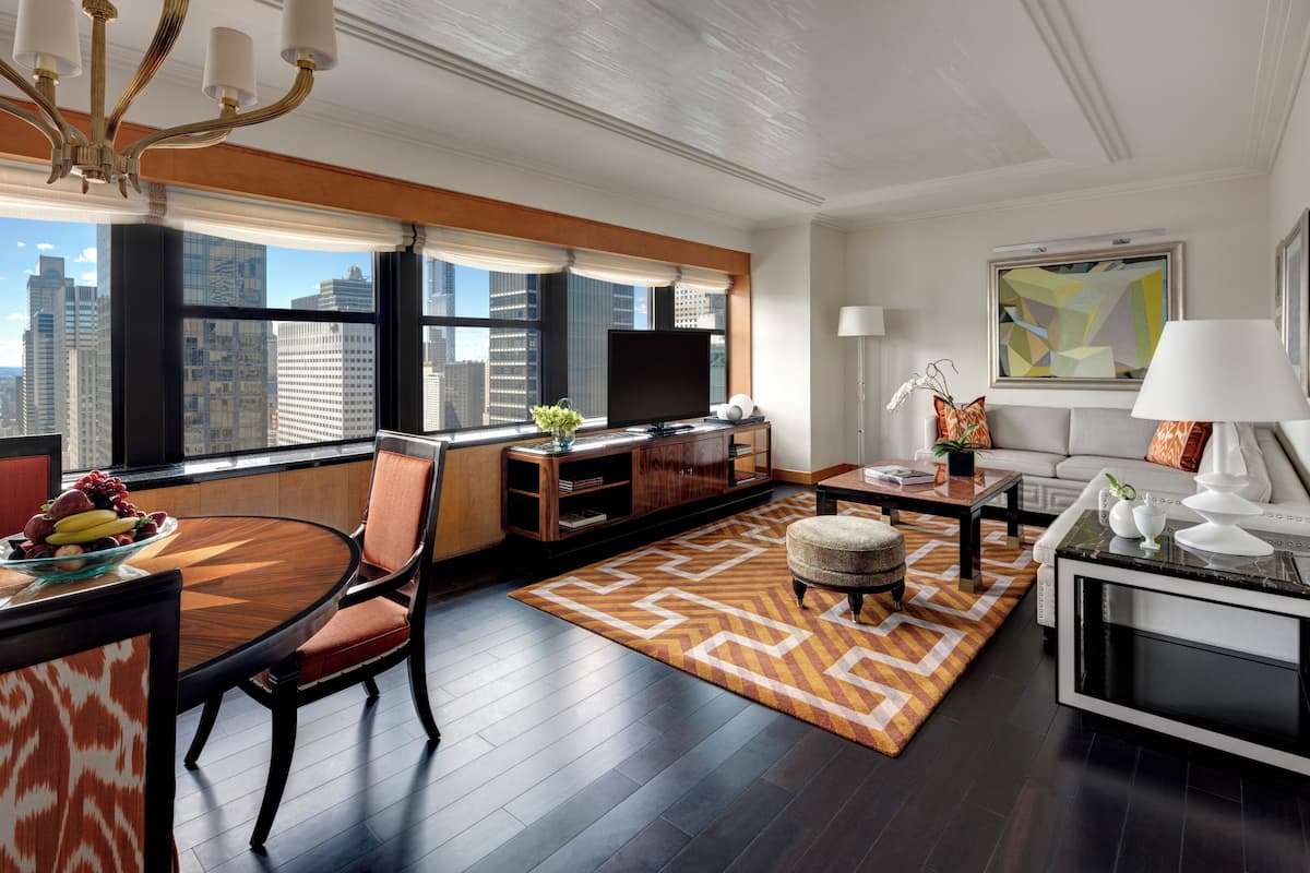 Suite, 1 slaapkamer (Towers, King) | Woonruimte | Een plasmatelevisie en betaalfilms
