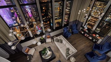 Suite (Towers Penthouse) | Living area | Plasma TV, pay films