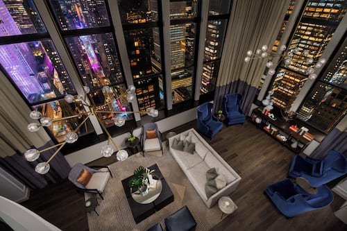 套房 (Towers Penthouse) | 客廳 | 等離子電視、收費電影