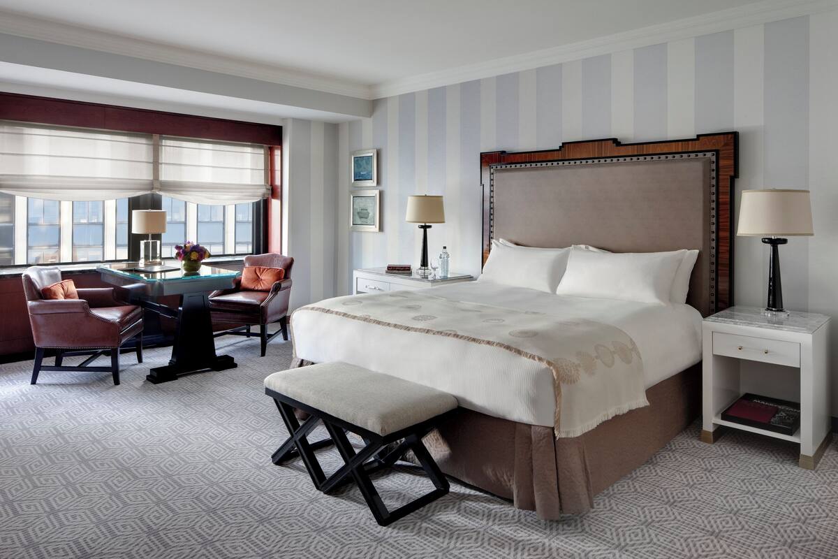 Luxe beddengoed, een kluis op de kamer, een bureau, een laptopwerkplek