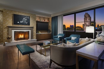 Suite (Towers Penthouse) | Living area | Plasma TV, pay movies at Lotte New York Palace