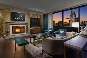 Ylelliset vuodevaatteet, tallelokero huoneessa, työpöytä