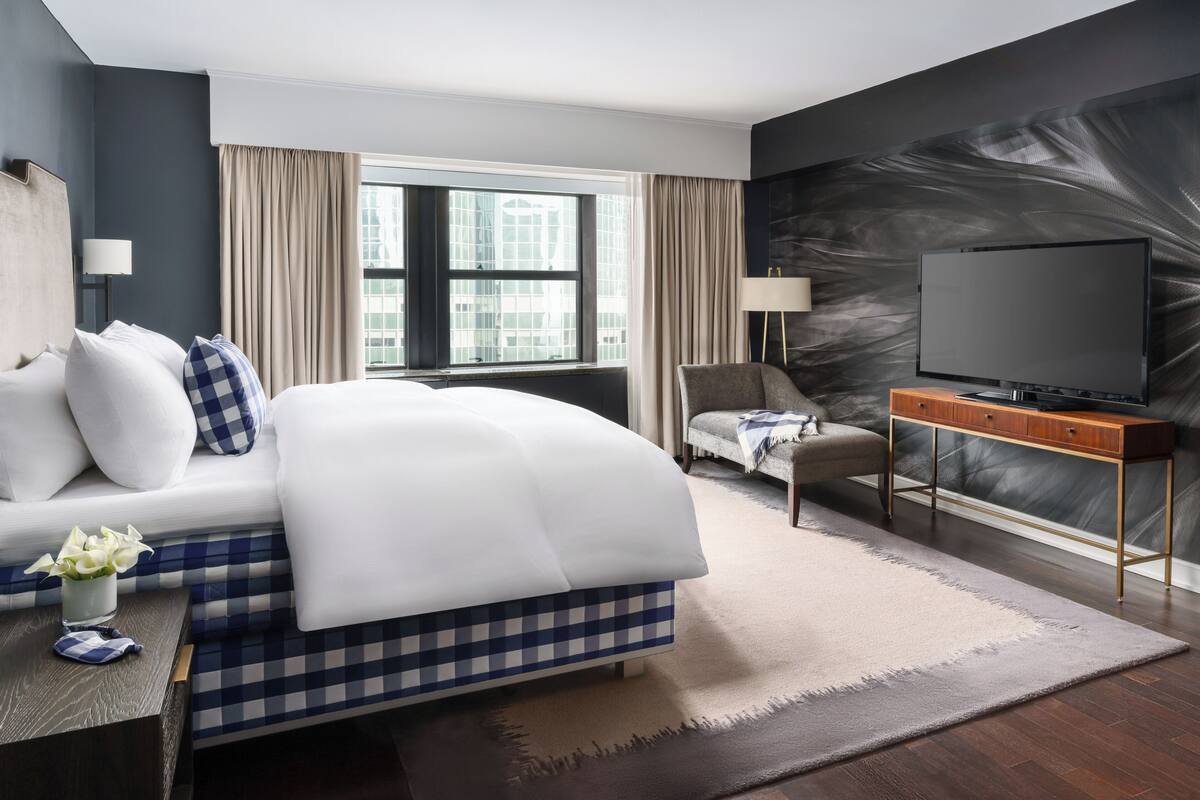 Hastens Ultimate Sleep Suite | Luxe beddengoed, een kluis op de kamer, een bureau, een laptopwerkplek