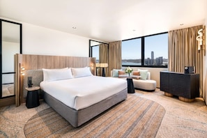 Premier-Zimmer, 1 King-Bett, Flussblick | Zimmersafe, Schreibtisch, laptopgeeigneter Arbeitsplatz