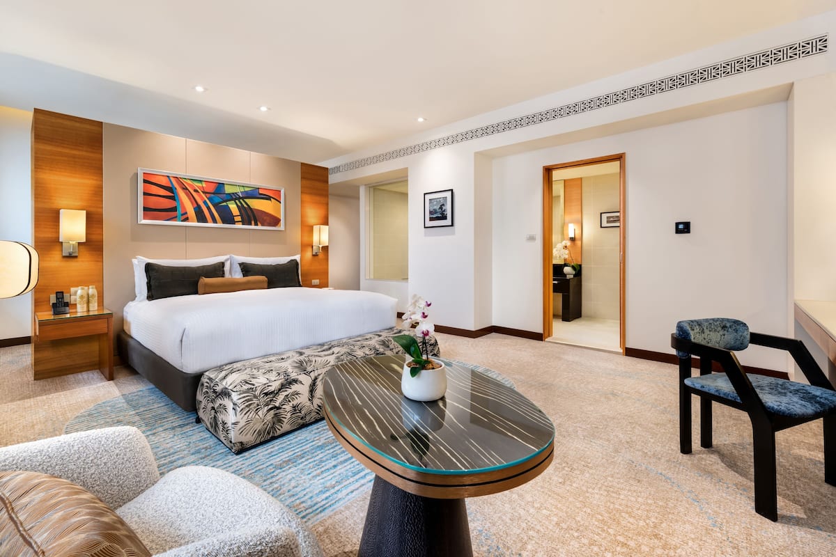 Pacific Club, Club Room, 1 King Bed | 1 bedroom, in-room safe, desk, laptop workspace
