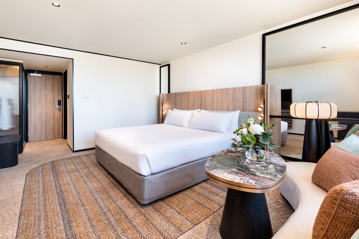 1 habitación, caja de seguridad en la habitación y escritorio