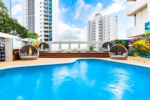 Una piscina al aire libre