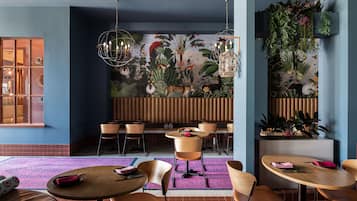 2 restaurantes; se sirven cenas y cocina peruana