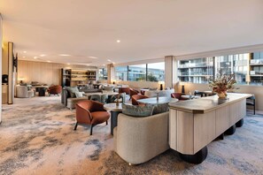 2 Bars/Lounges