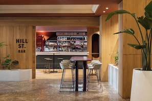 2 bars/lounges