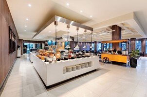 2 restaurantes, se sirve cena, cocina peruana