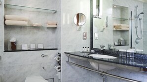 Combined shower/bathtub, designer toiletries, bathrobes, towels - Crowne Plaza London - Heathrow by IHG (West Drayton)