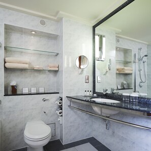 Combined shower/tub, designer toiletries, bathrobes, towels - Crowne Plaza London - Heathrow by IHG (West Drayton)