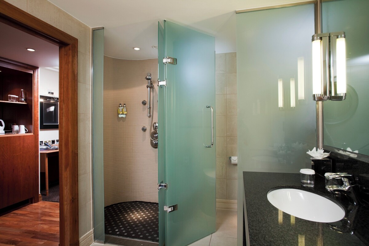 Premium Room, 1 King Bed, Club Lounge Access | Room amenity