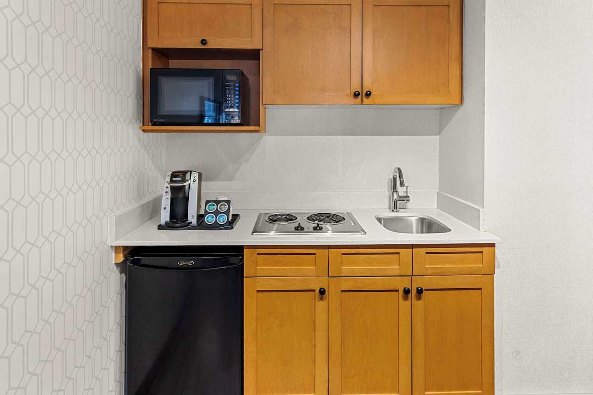 أغطية فراش متميزة ومكتب ومساحة عمل للكمبيوتر المحمول وستائر تعتيم