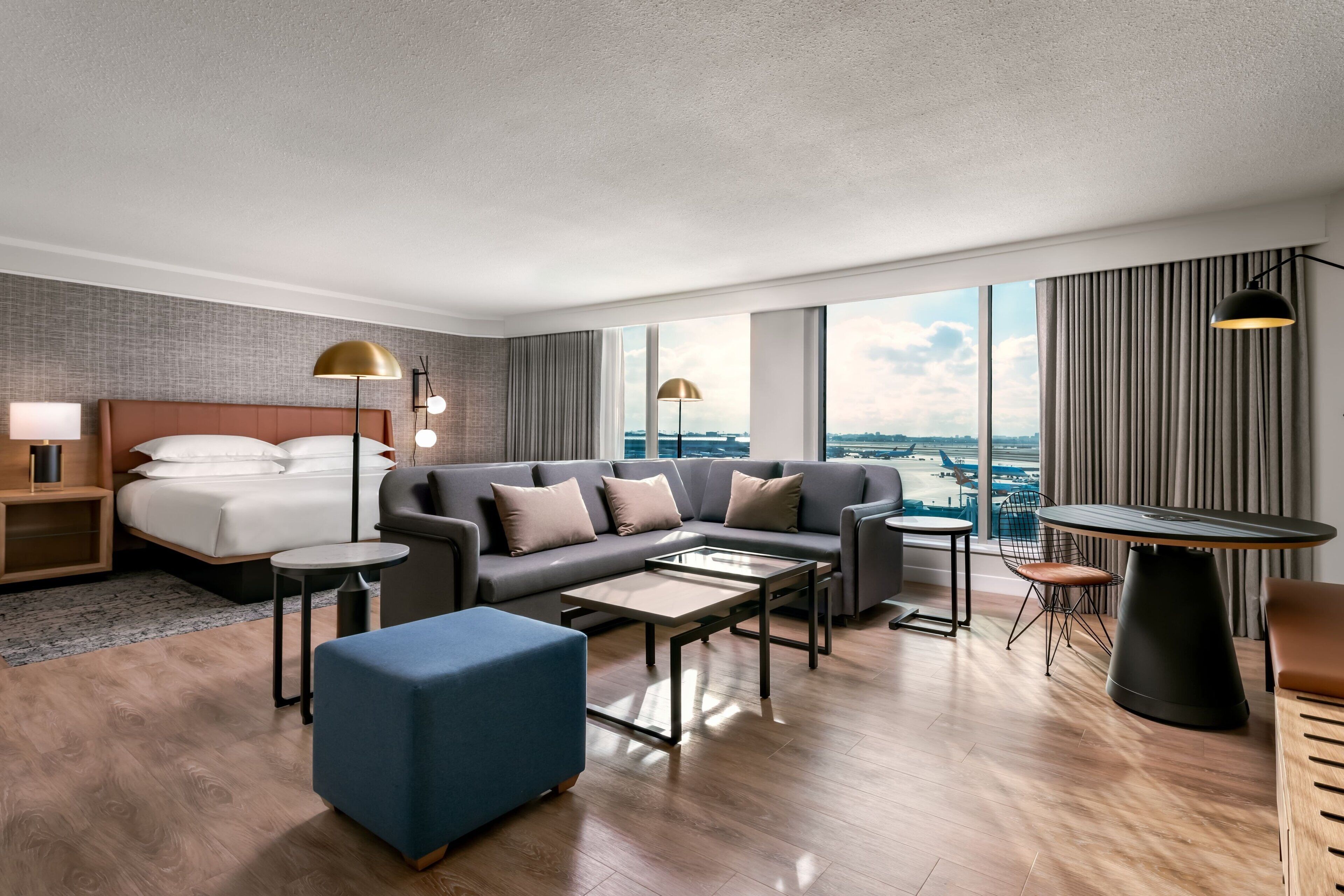 Ylelliset vuodevaatteet, tallelokero huoneessa, työpöytä, pimennysverhot