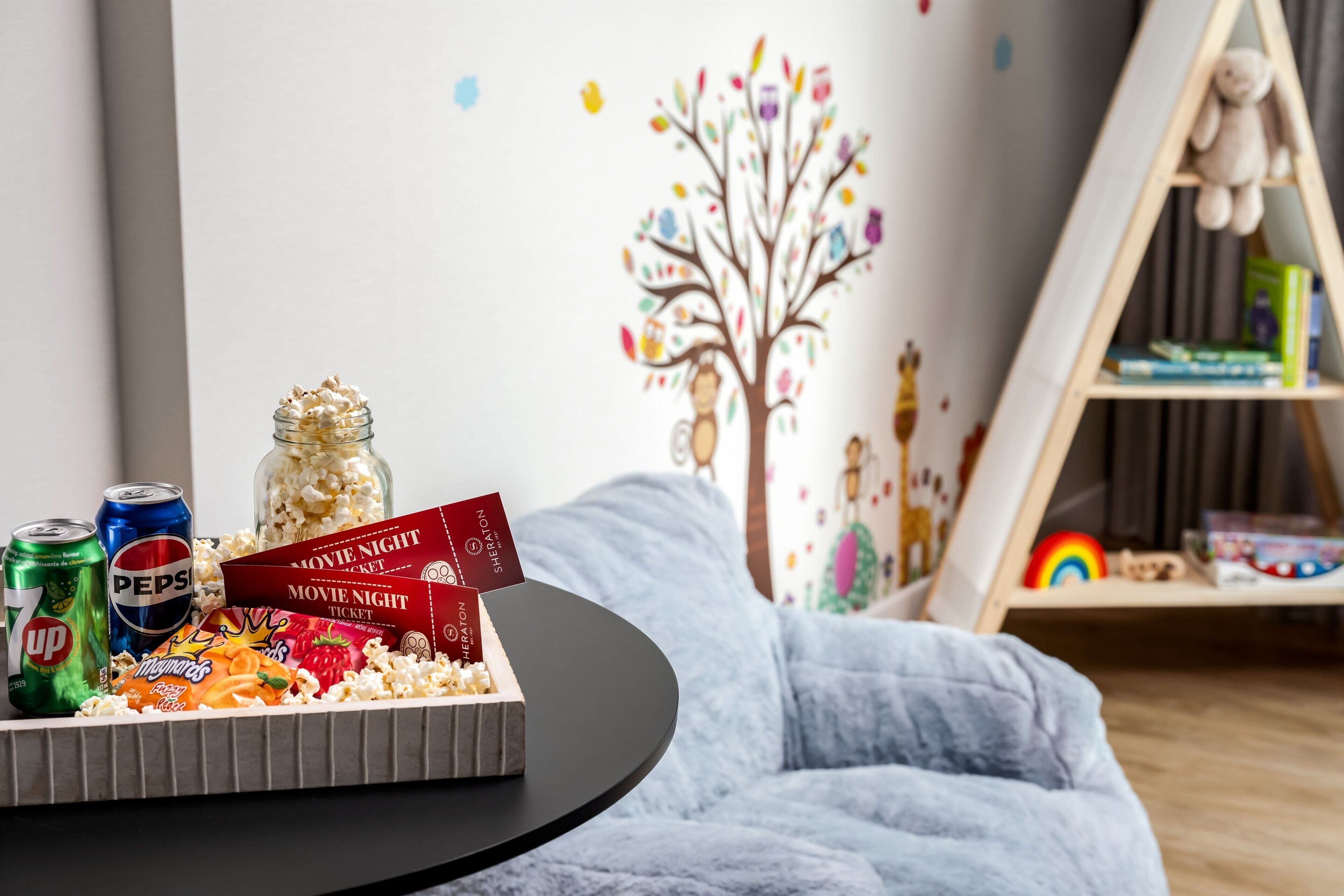 Ropa de cama de alta calidad y caja de seguridad en la habitación 