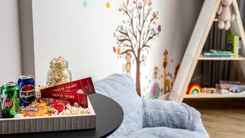 Ropa de cama de alta calidad y caja de seguridad en la habitación