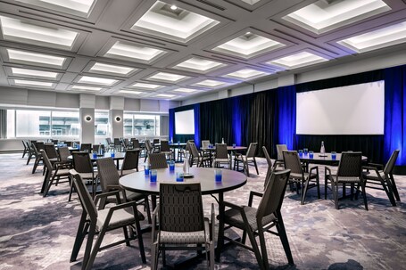 Sheraton Gateway Hotel In Toronto International Airport - Image 60