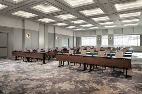 Sheraton Gateway Hotel In Toronto International Airport - Image 32