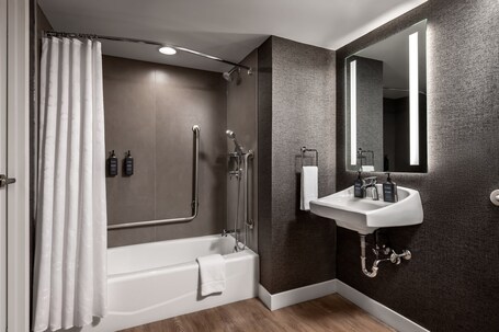 Sheraton Gateway Hotel In Toronto International Airport - Image 21