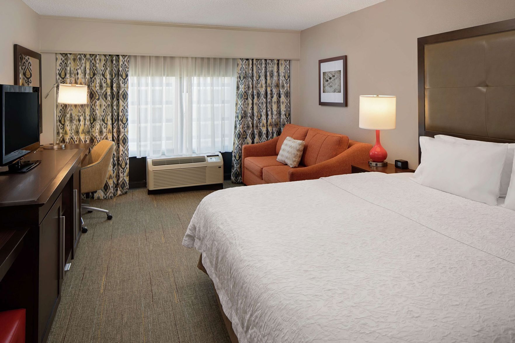 Premium bedding, desk, laptop workspace, free cribs/infant beds