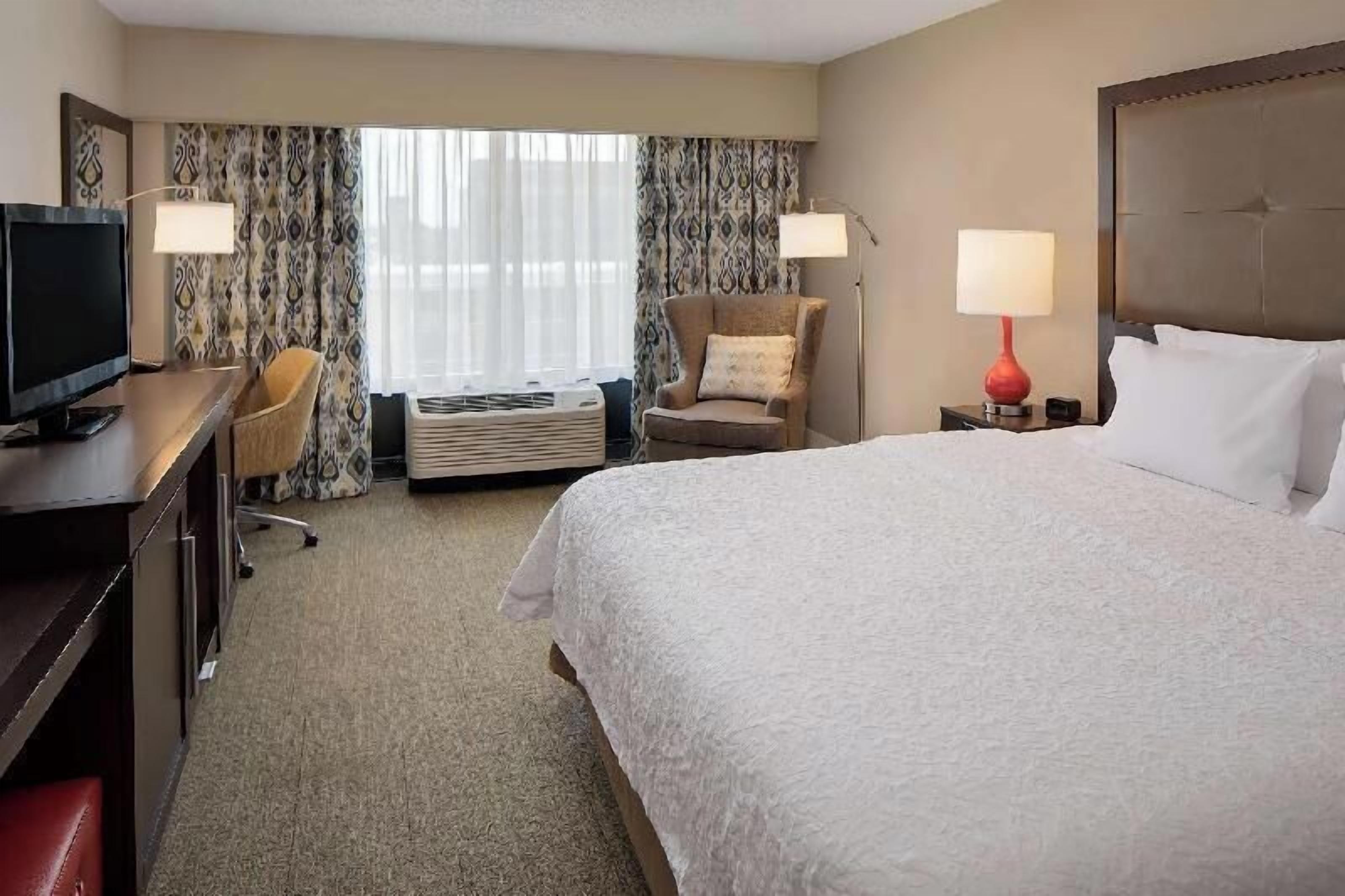 Premium bedding, desk, laptop workspace, free cribs/infant beds