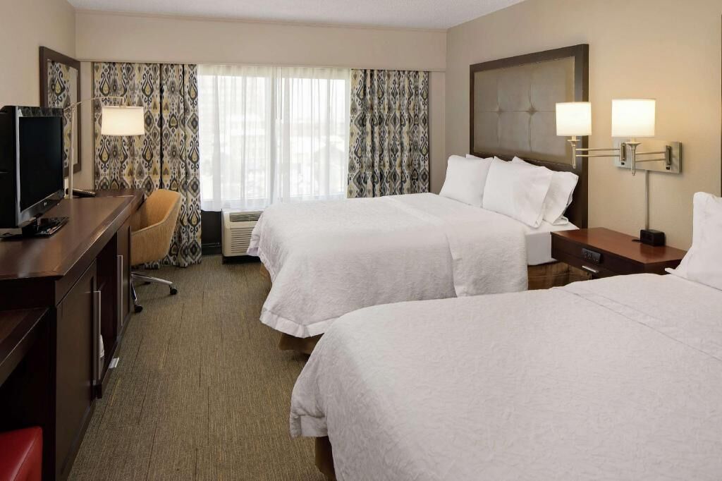 Premium bedding, desk, laptop workspace, free cribs/infant beds