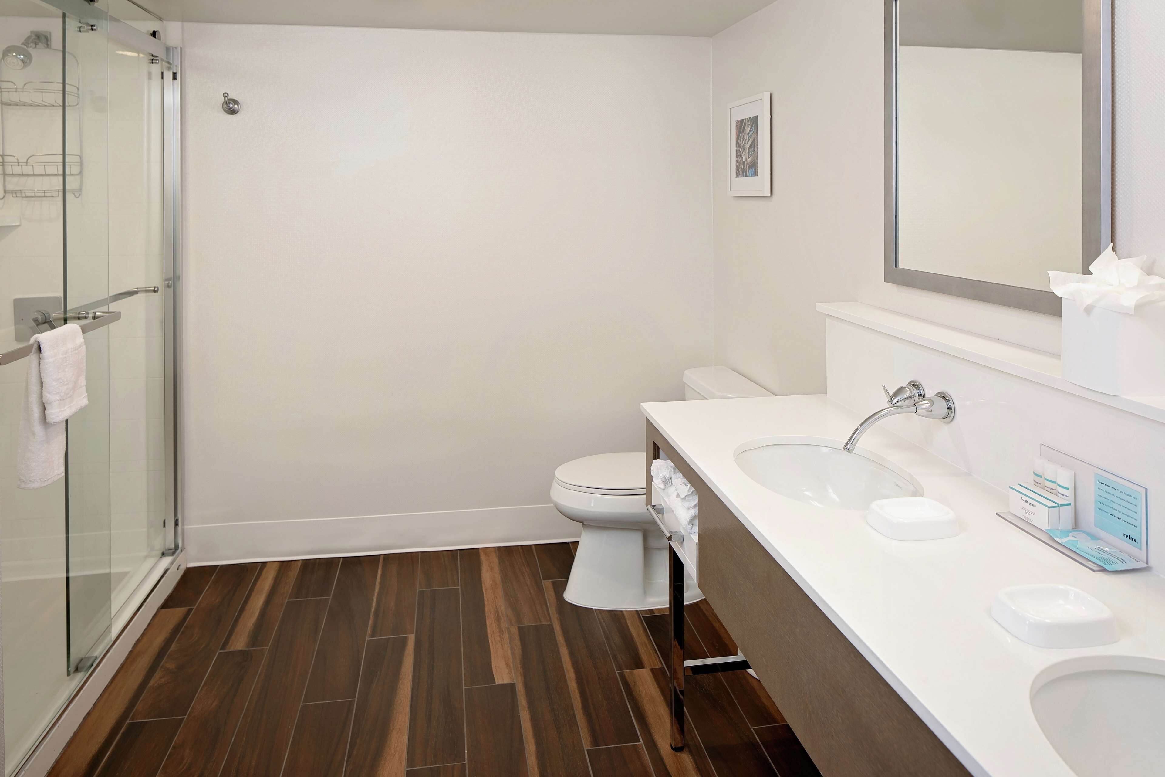 suite, 1 king bed, non smoking | bathroom | free toiletries, hair dryer, towels, soap
