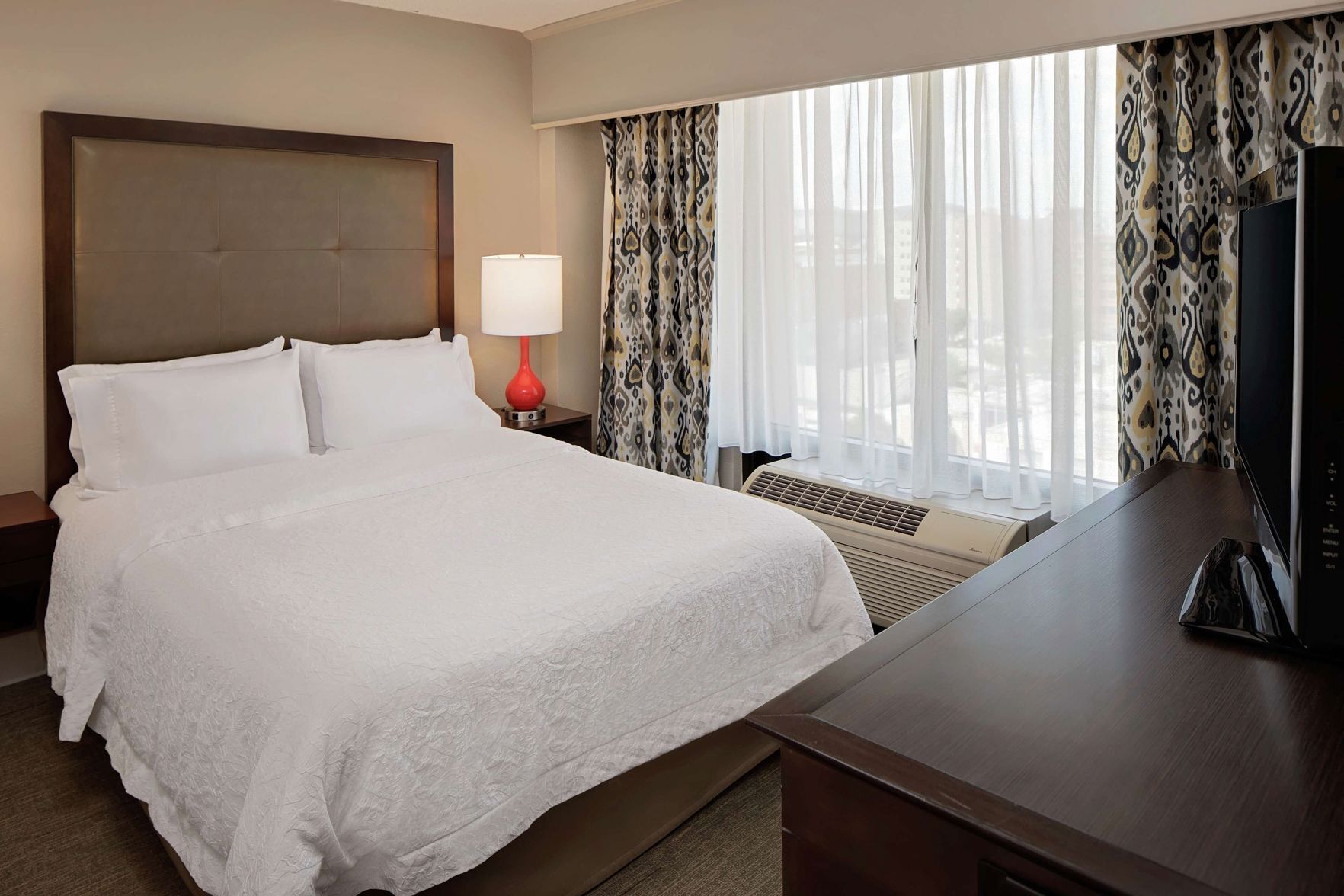 Premium bedding, desk, laptop workspace, free cribs/infant beds