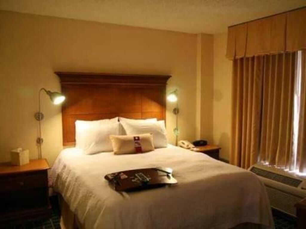 Premium bedding, desk, laptop workspace, free cribs/infant beds