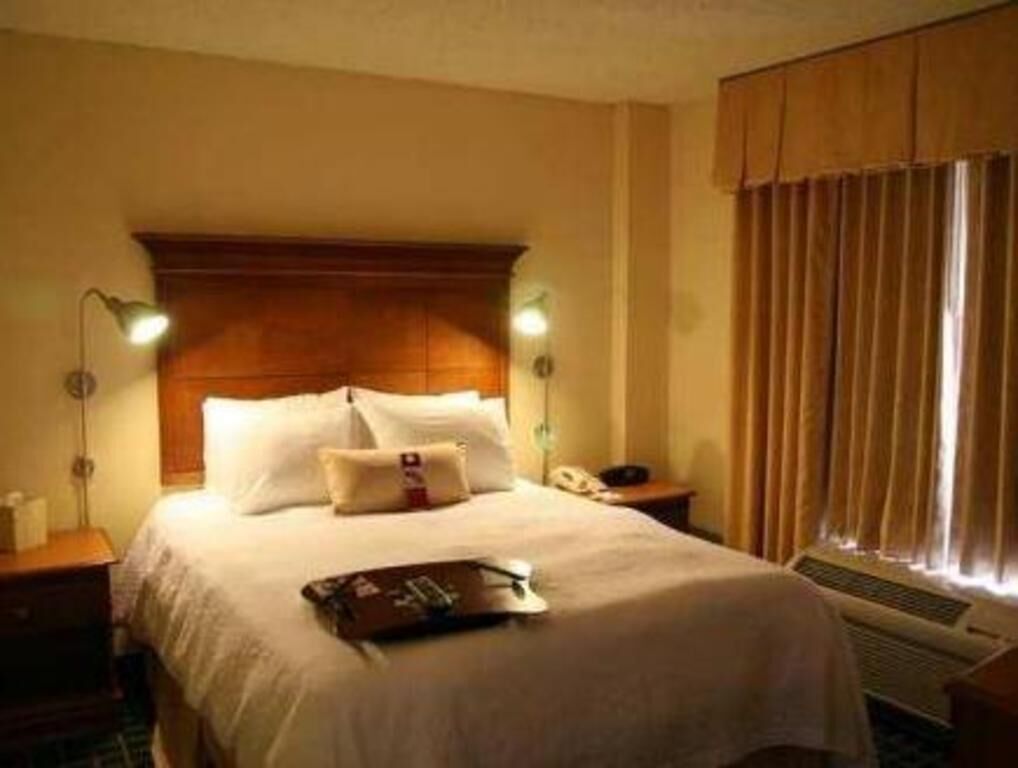 Premium bedding, desk, laptop workspace, free cribs/infant beds