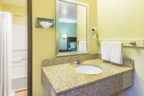 Combined shower/tub, hydromassage showerhead, designer toiletries
