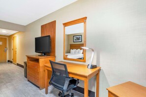 Chambre Standard, 2 grands lits, accessible aux personnes à mobilité réduite, baignoire | Bureau, espace de travail pour ordinateur portable