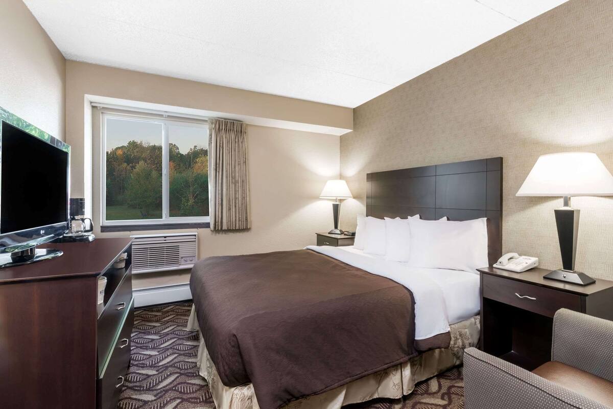 in-room safe, iron/ironing board, free wifi, bed sheets