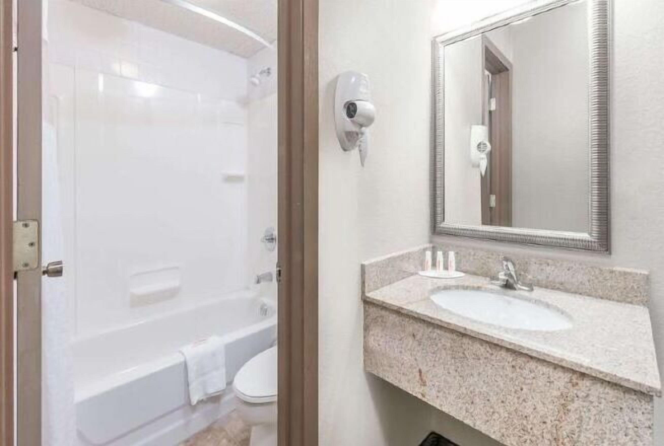 Bañera con ducha, artículos de tocador gratuitos, secador de pelo