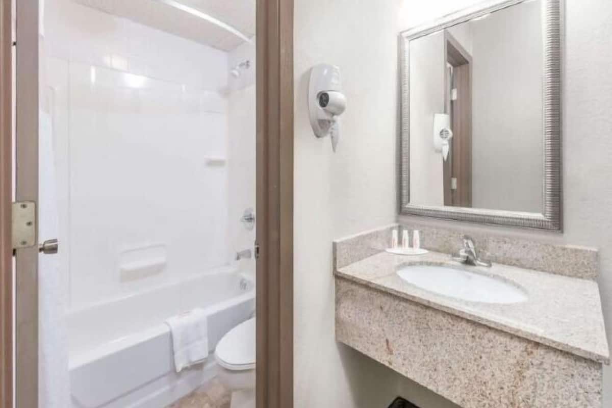 Bañera con ducha, artículos de tocador gratuitos, secador de pelo